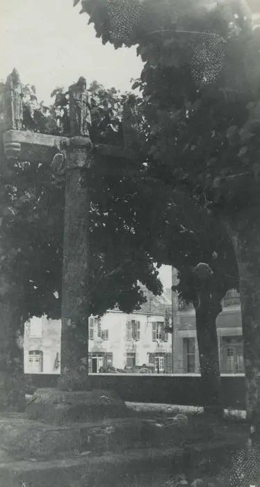 Picture of Old cemetery, south of the church - POP Plateforme Ouverte du Patrimoine / Base Mérimée - © Ministère de la Culture (France), Médiathèque du patrimoine et de la photographie, tous droits réservés