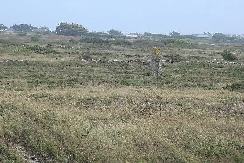 Foto von Menhir de la Pointe d'Er-Limouzen - Juliofsanguino - © Creative Commons (https://creativecommons.org/licenses/by-sa/4.0/deed.fr)