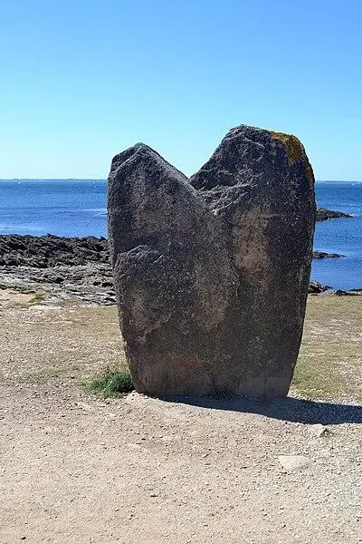 Foto von Zwei lügende Menhirs - Liberliger - © Creative Commons (https://creativecommons.org/licenses/by-sa/4.0/deed.fr)