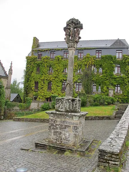 Foto von Golgatha am Notre-Dame-de-La-Tronchaye Church Square - Hadonos - © Creative Commons (https://creativecommons.org/licenses/by-sa/4.0/deed.fr)