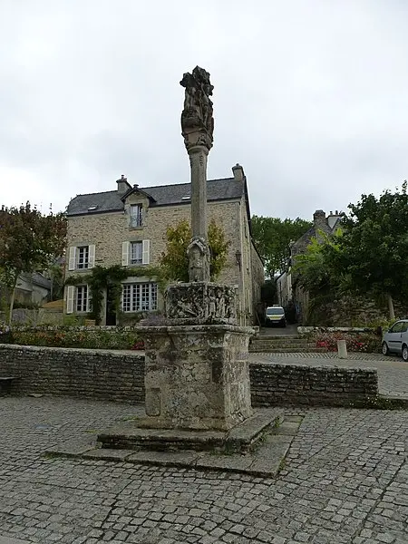 Foto von Golgatha am Notre-Dame-de-La-Tronchaye Church Square - chisloup - © Creative Commons (https://creativecommons.org/licenses/by-sa/4.0/deed.fr)