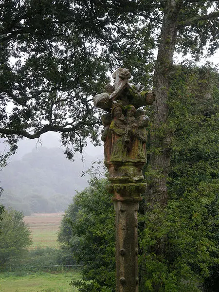 Foto von Saint-Adrien Brunnen mit seiner Tortur - Rosescreen - © Creative Commons (https://creativecommons.org/licenses/by-sa/4.0/deed.fr)