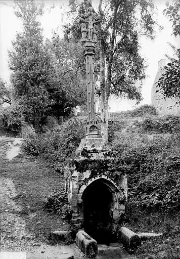 Foto von Saint-Adrien Brunnen mit seiner Tortur - POP Plateforme Ouverte du Patrimoine / Base Mérimée - © Ministère de la Culture (France), Médiathèque du patrimoine et de la photographie, diffusion RMN-GP