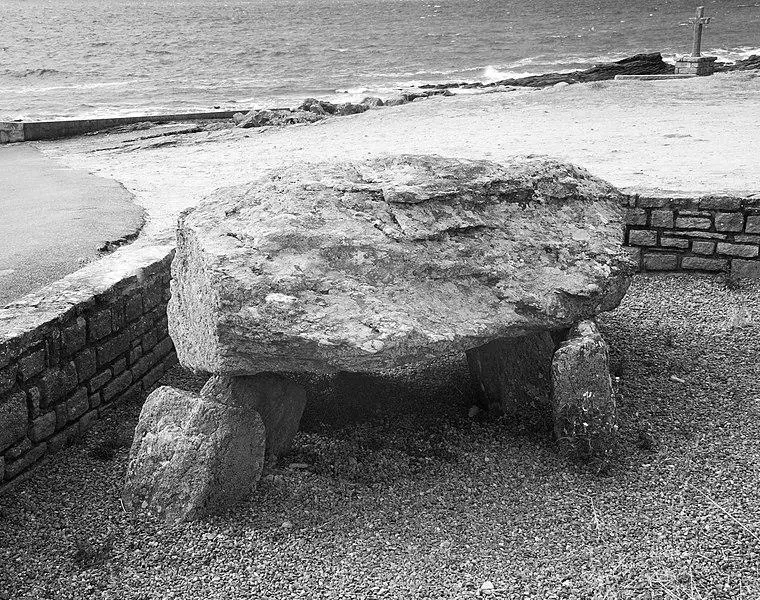 Foto von Dolmen, die sich in der Nähe des Hafens befanden, nannte Hafen zu Mönchen - Romary - © Creative Commons (https://creativecommons.org/licenses/by-sa/4.0/deed.fr)