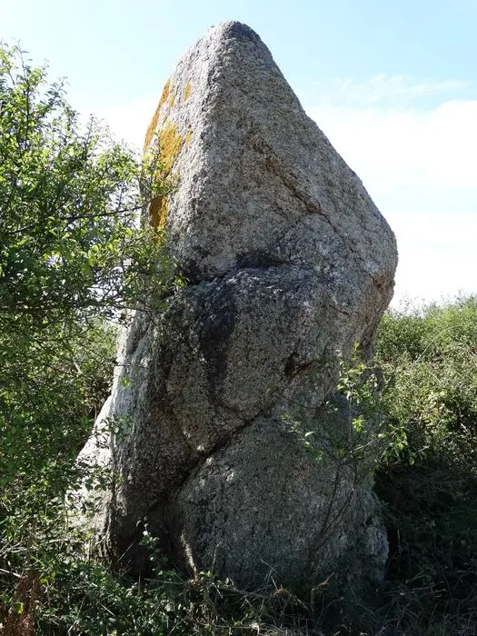 Foto von Menhir de Clos-Et-Bé - POP Plateforme Ouverte du Patrimoine / Base Mérimée - © Ministère de la Culture (France), Association Paysages de Mégalithes – Tous droits réservés