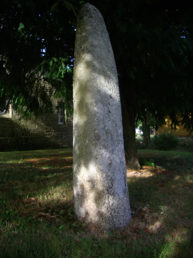 Foto de Monteir menhir - Sous licence Creative Commons (https://creativecommons.org/licenses/by-sa/4.0/deed.fr) - Par Fab5669 - © Creative Commons (https://creativecommons.org/licenses/by-sa/4.0/deed.fr)