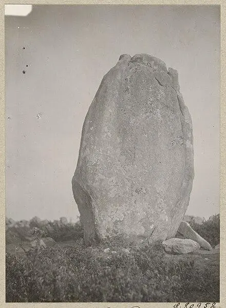 Foto von Menhir dit Men-Mile-de-Pourhos - Zacharie Le Rouzic - © Creative Commons (https://creativecommons.org/licenses/by-sa/4.0/deed.fr)