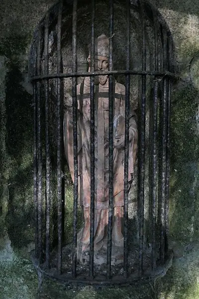 Foto von Brunnen der Heiligen Dienste - Fab5669 - © Creative Commons (https://creativecommons.org/licenses/by-sa/4.0/deed.fr)