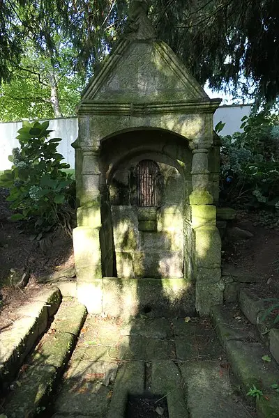 Foto von Brunnen der Heiligen Dienste - Fab5669 - © Creative Commons (https://creativecommons.org/licenses/by-sa/4.0/deed.fr)