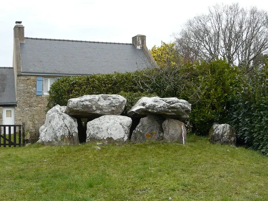 Foto di Dolmen alla galleria dit er-roh - POP Plateforme Ouverte du Patrimoine / Base Mérimée - © Ministère de la Culture (France), Association Paysages de Mégalithes – Tous droits réservés