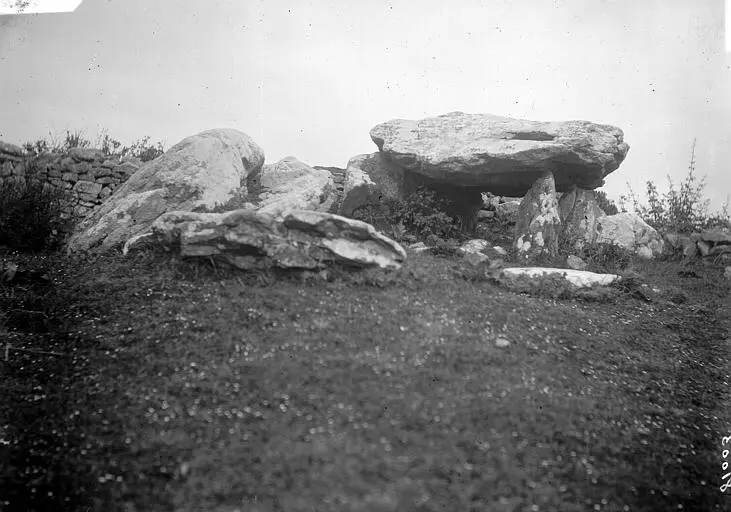 Foto de Dolmen en Gallery Dit Er-Roh - POP Plateforme Ouverte du Patrimoine / Base Mérimée - © Ministère de la Culture (France), Médiathèque du patrimoine et de la photographie, diffusion RMN-GP