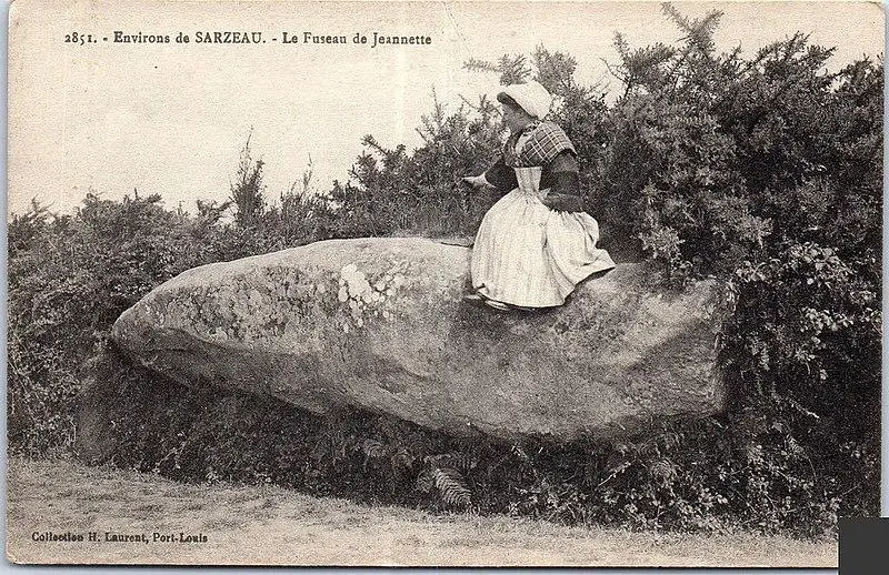 Photo de Menhir, dit Fuseau ou Quenouille de Jeannette - Collection H. Laurent, Port Louis - © Creative Commons (https://creativecommons.org/licenses/by-sa/4.0/deed.fr)