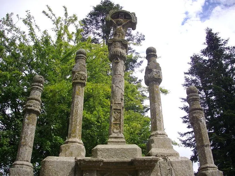 Foto von Sainte-Suzanne-Kapelle mit Golgatha - Fab5669 - © Creative Commons (https://creativecommons.org/licenses/by-sa/4.0/deed.fr)