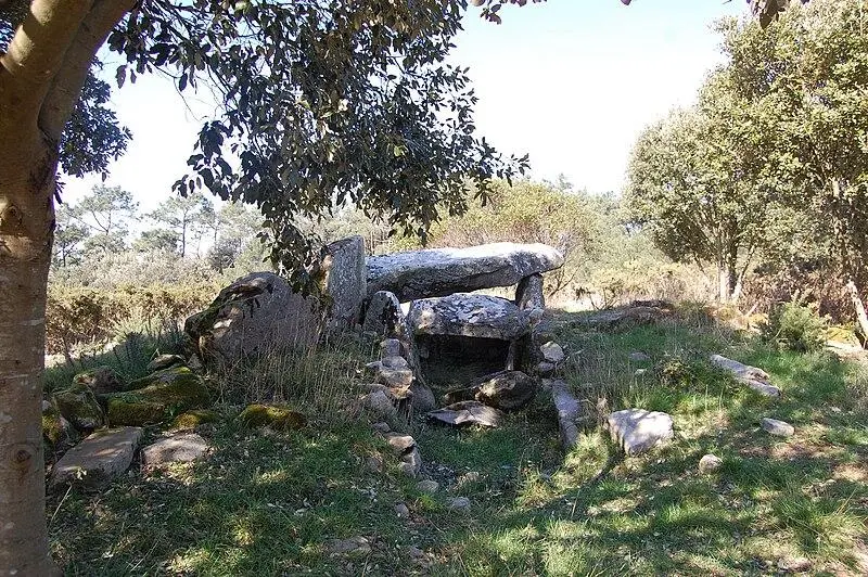 Foto de Dolmen de Mané Rohr - Auregann - © Creative Commons (https://creativecommons.org/licenses/by-sa/4.0/deed.fr)