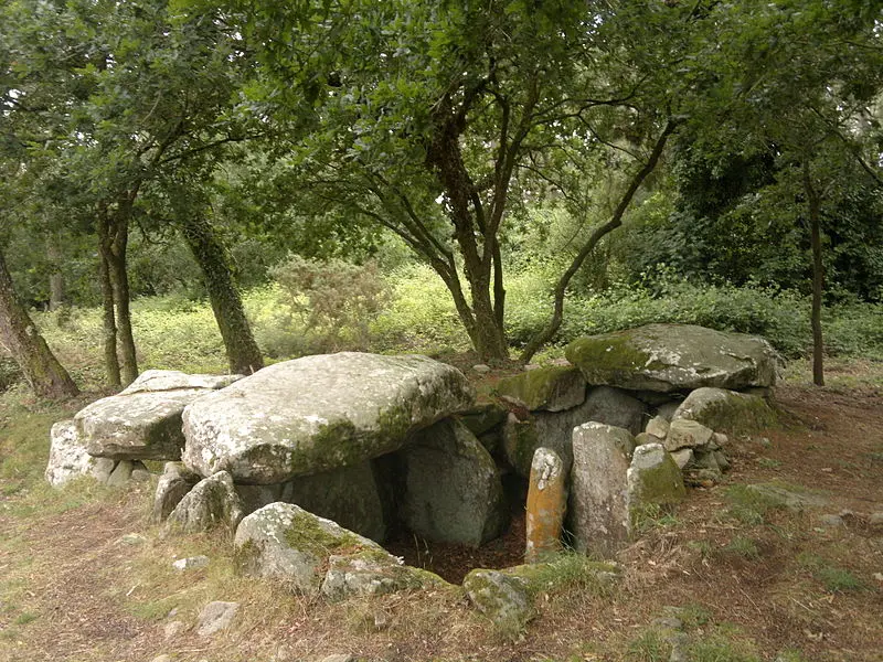 Foto de Dolmen bajo túmulo de Kermarker - Llann Wé² - © Creative Commons (https://creativecommons.org/licenses/by-sa/4.0/deed.fr)