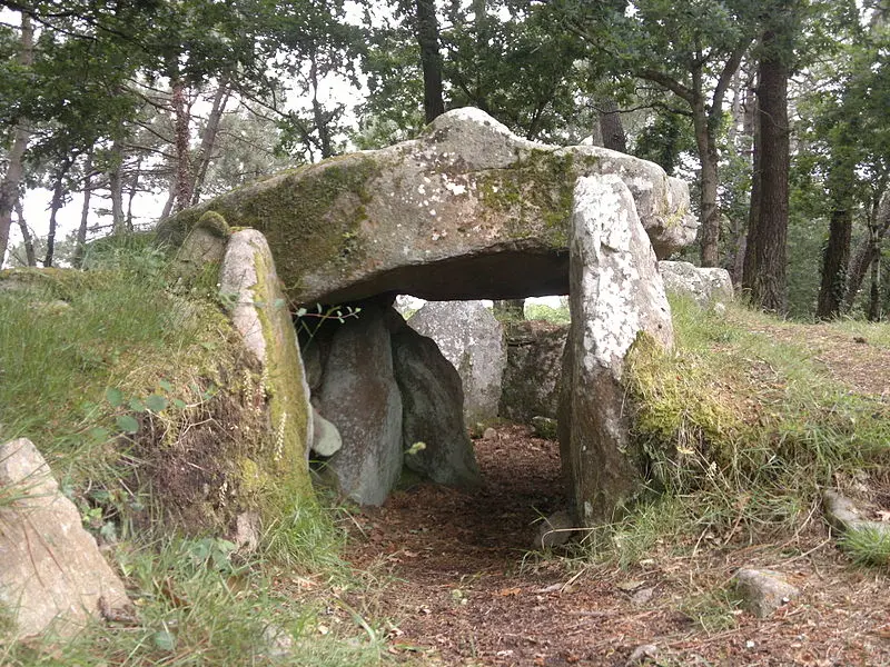 Foto de Dolmen bajo túmulo de Kermarker - Llann Wé² - © Creative Commons (https://creativecommons.org/licenses/by-sa/4.0/deed.fr)