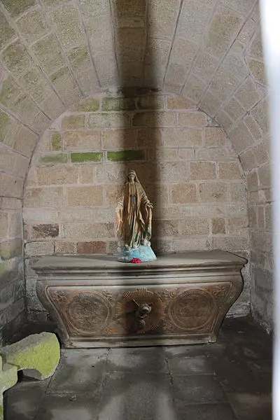 Foto de Capilla y cripta - Llann Wé² - © Creative Commons (https://creativecommons.org/licenses/by-sa/4.0/deed.fr)