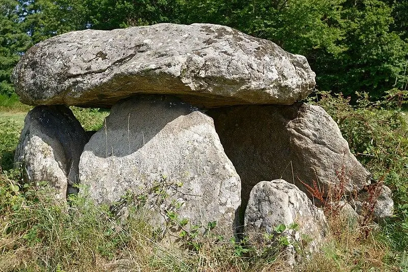 Foto von Dolmen sagt, der bedeckte Stein - Marie-Lan Nguyen - © Creative Commons (https://creativecommons.org/licenses/by-sa/4.0/deed.fr)