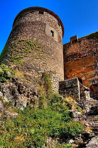 Foto von Überreste der befestigten Schloss - Daftintin76 - © Creative Commons (https://creativecommons.org/licenses/by-sa/4.0/deed.fr)