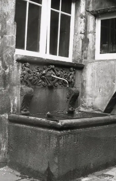 Foto de Fuente con un dintel tallado ubicado en el patio del edificio - POP Plateforme Ouverte du Patrimoine / Base Mérimée - © Ministère de la Culture (France), Médiathèque du patrimoine et de la photographie, Tous droits réservés 