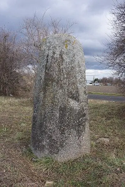 Foto de Menhir de Sainte-Anne, Pierre-Longue o Beaulieu, conocido como Borne Bille - Fanny Schertzer - © Creative Commons (https://creativecommons.org/licenses/by-sa/4.0/deed.fr)