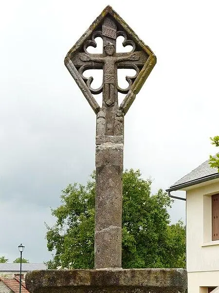 Foto von Lavakreuz des 15. Jahrhunderts auf dem öffentlichen Platz - Père Igor - © Creative Commons (https://creativecommons.org/licenses/by-sa/4.0/deed.fr)