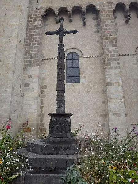 Foto de Cruz en la plaza de la iglesia - Rilba - © Creative Commons (https://creativecommons.org/licenses/by-sa/4.0/deed.fr)