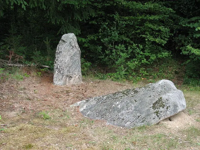 Foto von Zwei Megaliths - Basvb (talk) - © Creative Commons (https://creativecommons.org/licenses/by-sa/4.0/deed.fr)
