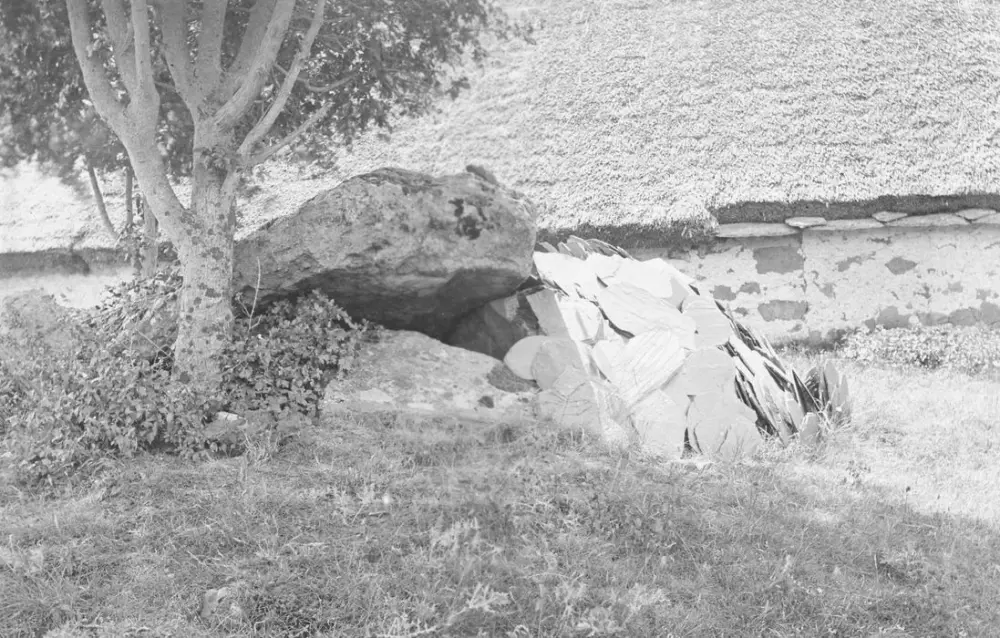 Foto de Dolmen del lago - POP Plateforme Ouverte du Patrimoine / Base Mérimée - © Ministère de la Culture (France), Médiathèque du patrimoine et de la photographie, Tous droits réservés