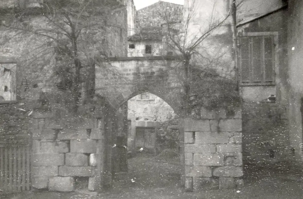 Photo de Ancienne porte de ville - POP Plateforme Ouverte du Patrimoine / Base Mérimée - © Ministère de la Culture (France), Médiathèque du patrimoine et de la photographie, tous droits réservés