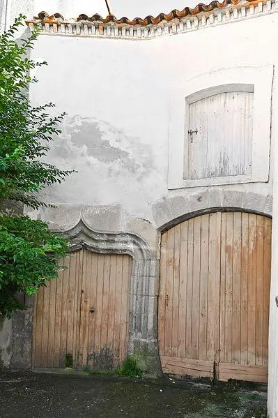 Foto di Parti rimanenti della vecchia chiesa di Saint-Jean-Baptiste (o Saint-Jean The Evangelist) - Meria Geoian - © Creative Commons (https://creativecommons.org/licenses/by-sa/4.0/deed.fr)