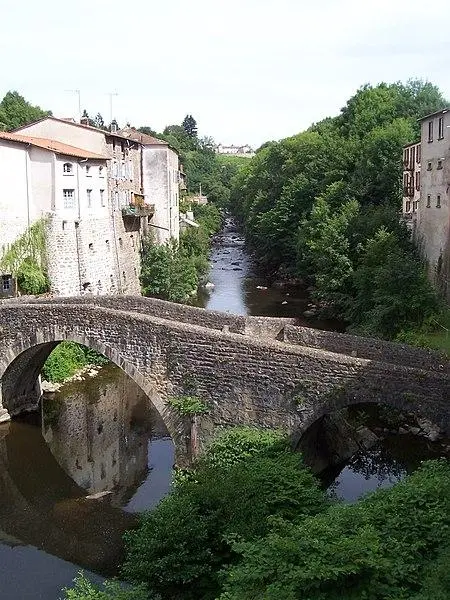 Foto de Pont du Diable, en el dore, en Giroux (también en la comuna de Olliergues) - Debressac - © Creative Commons (https://creativecommons.org/licenses/by-sa/4.0/deed.fr)