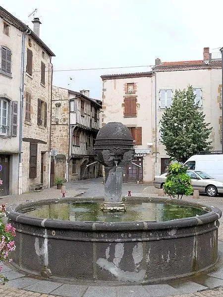 Photo de Fontaine du 16e siècle - MOSSOT - © Creative Commons (https://creativecommons.org/licenses/by-sa/4.0/deed.fr)