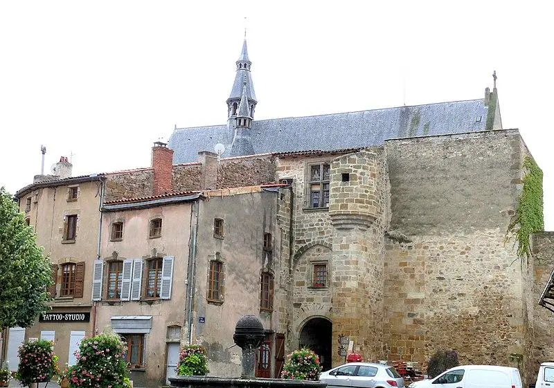 Photo de Ancien palais des Comtes d'Auvergne - MOSSOT - © Creative Commons (https://creativecommons.org/licenses/by-sa/4.0/deed.fr)