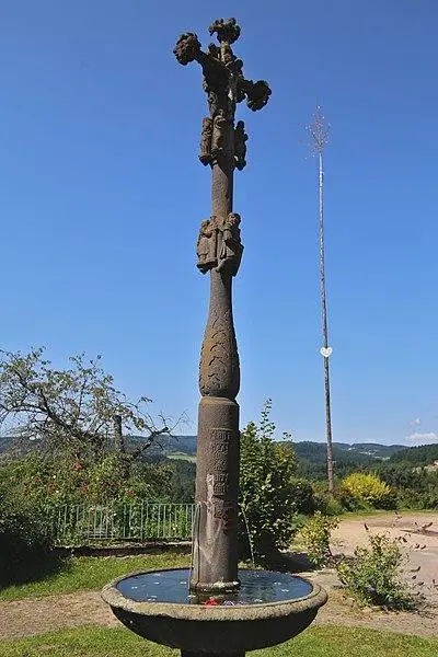 Foto von Steinkreuz des 16. Jahrhunderts - Pymouss - © Creative Commons (https://creativecommons.org/licenses/by-sa/4.0/deed.fr)