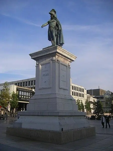 Foto de Estatua de Desaix con su base - Szeder László - © Creative Commons (https://creativecommons.org/licenses/by-sa/4.0/deed.fr)