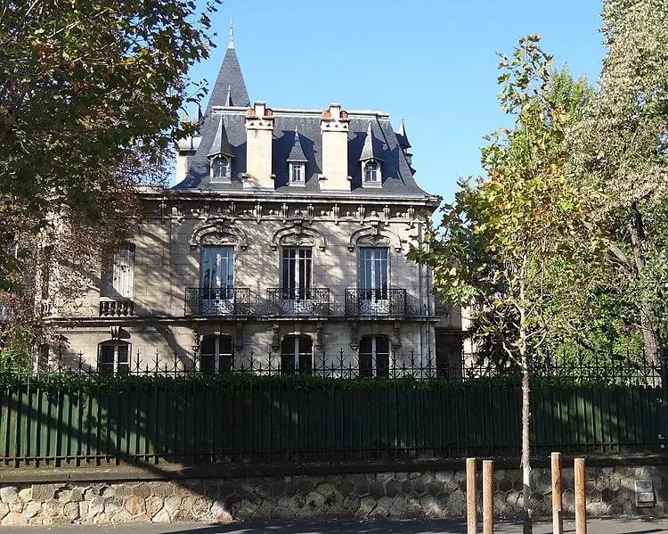 Foto de Casa de villa o pingeot - Rilba - © Creative Commons (https://creativecommons.org/licenses/by-sa/4.0/deed.fr)