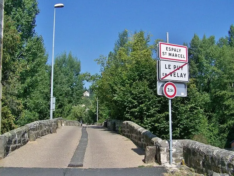 Picture of Pont d'Estroulhas (also in the commune of Espaly-Saint-Marcel) - Florian Pépellin - © Creative Commons (https://creativecommons.org/licenses/by-sa/4.0/deed.fr)