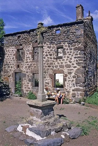 Picture of Stone cross dated 1631 - Dominique Robert REPERANT - © Creative Commons (https://creativecommons.org/licenses/by-sa/4.0/deed.fr)
