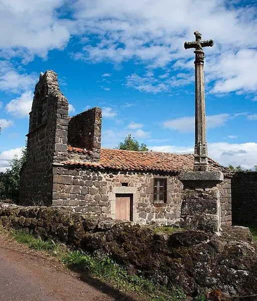 Picture of Chacornac chapel and its enclosure - Ludovic Péron - © Creative Commons (https://creativecommons.org/licenses/by-sa/4.0/deed.fr)