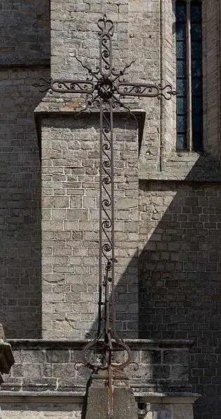 Picture of Wrought iron cross to the right of the staircase in front of the church - Pymouss - © Creative Commons (https://creativecommons.org/licenses/by-sa/4.0/deed.fr)