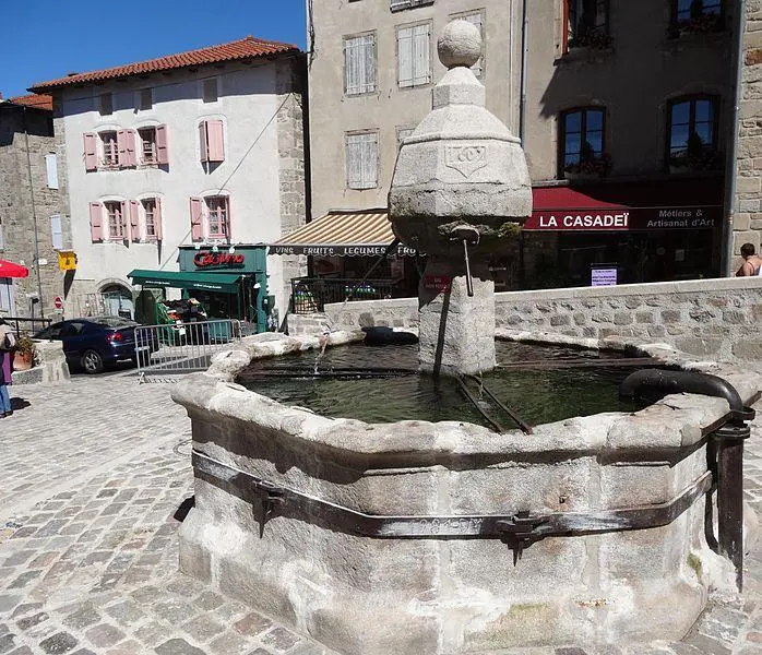 Picture of Fountain dated 1609 - Gmbgreg2 - © Creative Commons (https://creativecommons.org/licenses/by-sa/4.0/deed.fr)