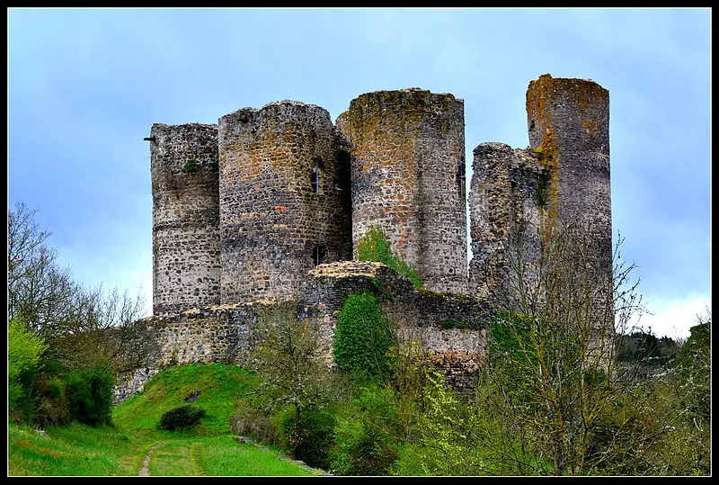 Picture of Ruins of the fortified castle - Maemarguerite - © Creative Commons (https://creativecommons.org/licenses/by-sa/4.0/deed.fr)