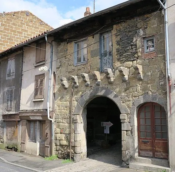 Picture of Town door - LeZibou - © Creative Commons (https://creativecommons.org/licenses/by-sa/4.0/deed.fr)