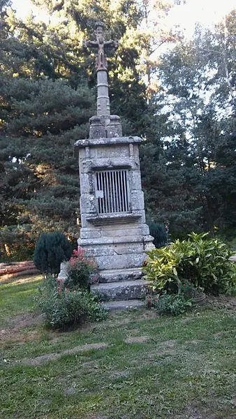 Picture of 15th century crossroads cross called a bench cross - Clpourrat - © Creative Commons (https://creativecommons.org/licenses/by-sa/4.0/deed.fr)