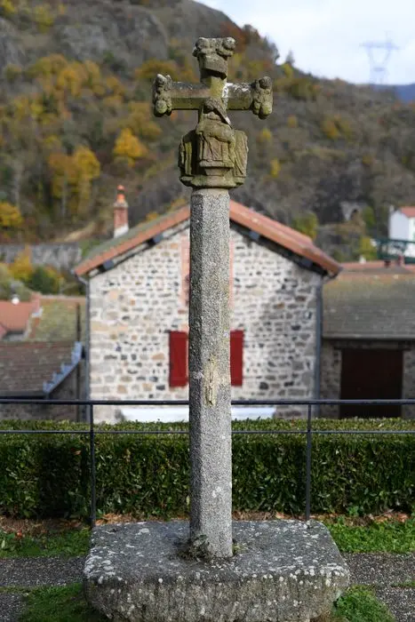 Foto von Friedhofskreuz des 15. Jahrhunderts - POP Plateforme Ouverte du Patrimoine / Base Mérimée - © Ministère de la Culture (France), Direction Régionale des Affaires Culturelles d'Auvergne-Rhône-Alpes – Tous droits réservés 