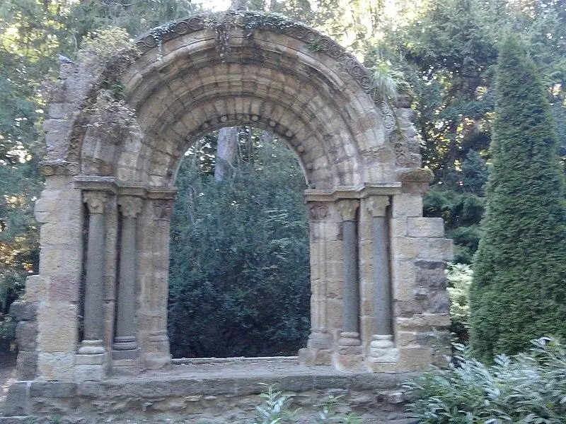 Picture of Roman portal from Vorey Abbey - Pierrotpaganis - © Creative Commons (https://creativecommons.org/licenses/by-sa/4.0/deed.fr)