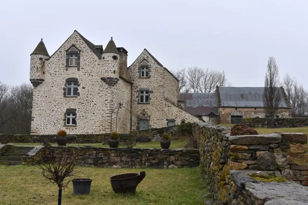 Picture of Castle of Montmoirat - POP Plateforme Ouverte du Patrimoine / Base Mérimée - © Ministère de la Culture (France), Direction Régionale des Affaires Culturelles d’Auvergne-Rhône-Alpes – Tous droits réservés