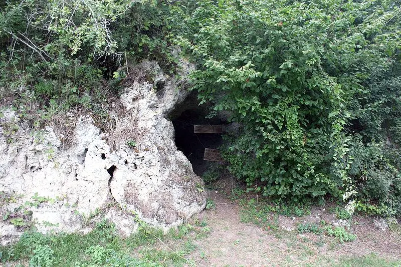 Foto di Due grotte preistoriche situate nel campo di Bernards - 120 (V. Mourre / Inrap) - © Creative Commons (https://creativecommons.org/licenses/by-sa/4.0/deed.fr)