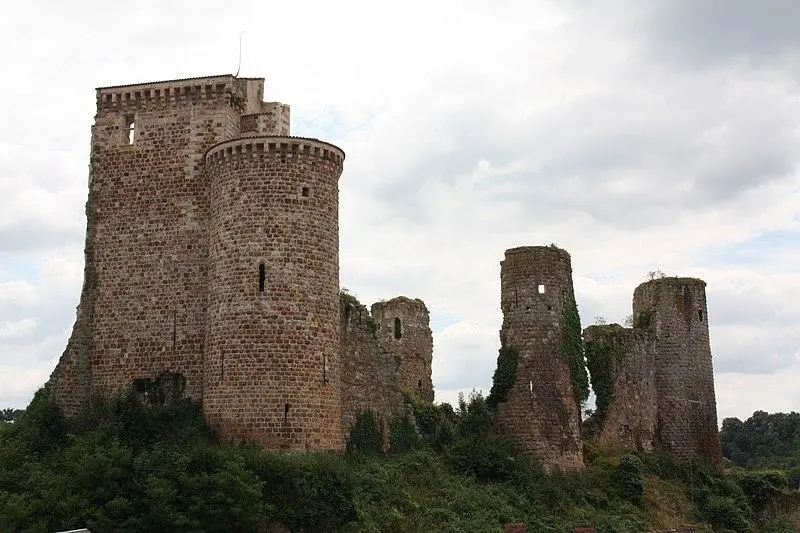 Foto de Ruinas del castillo - User:Otourly - © Creative Commons (https://creativecommons.org/licenses/by-sa/4.0/deed.fr)